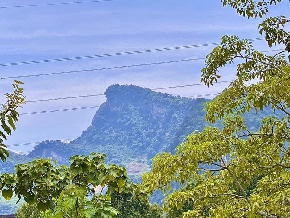 《寒夜》三部曲中的「鷂婆山」。客委會提供