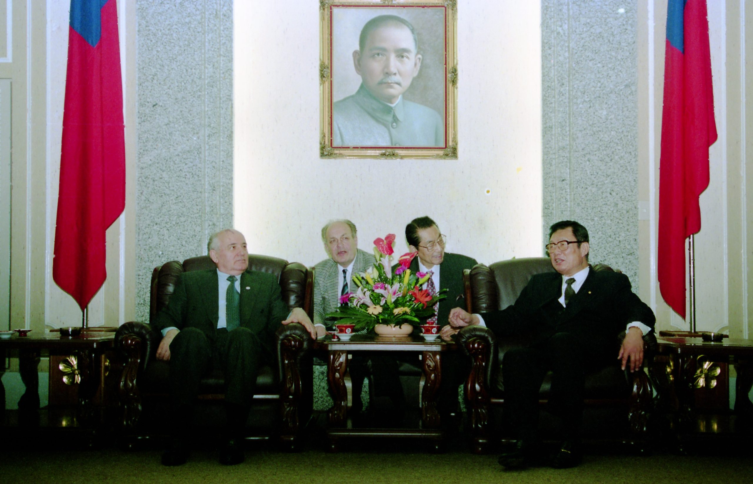 戈巴契夫(左一)於1994年訪台,右為當時立法院院長劉松藩。圖取自立法院