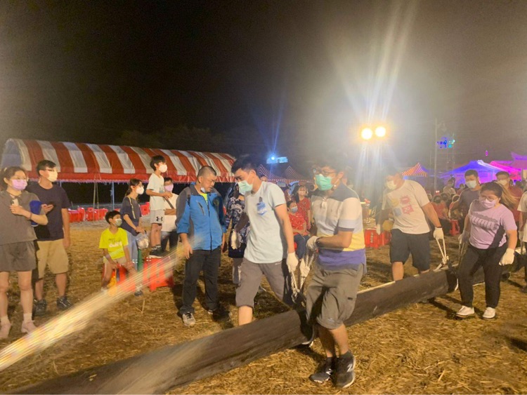 祭典當中最重要个，就係該暗晡舉行个力士比賽，逐隊愛共下摎舂柄搬到另外一隻位所。作者提供