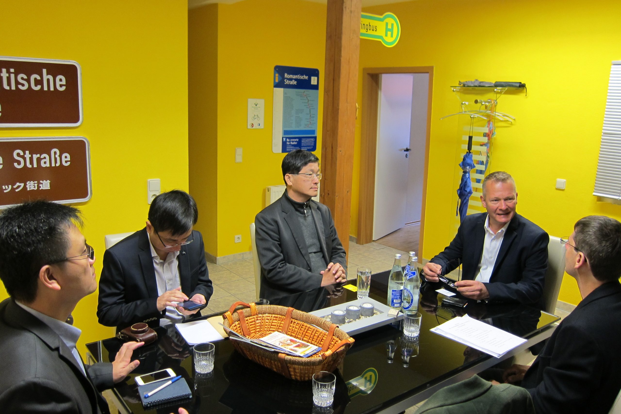 楊長鎮表示,過去擔任客委會副主委時,因要推動台3線客庄浪漫大道,曾到德國當地的浪漫大道參觀,並互相交流。客委會提供