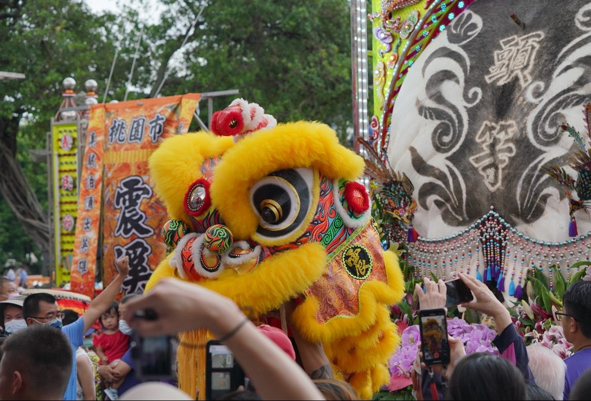 義民祭大典今日進入最高潮,現場舞獅團表演,民眾爭搶觀看。莊勝鴻攝