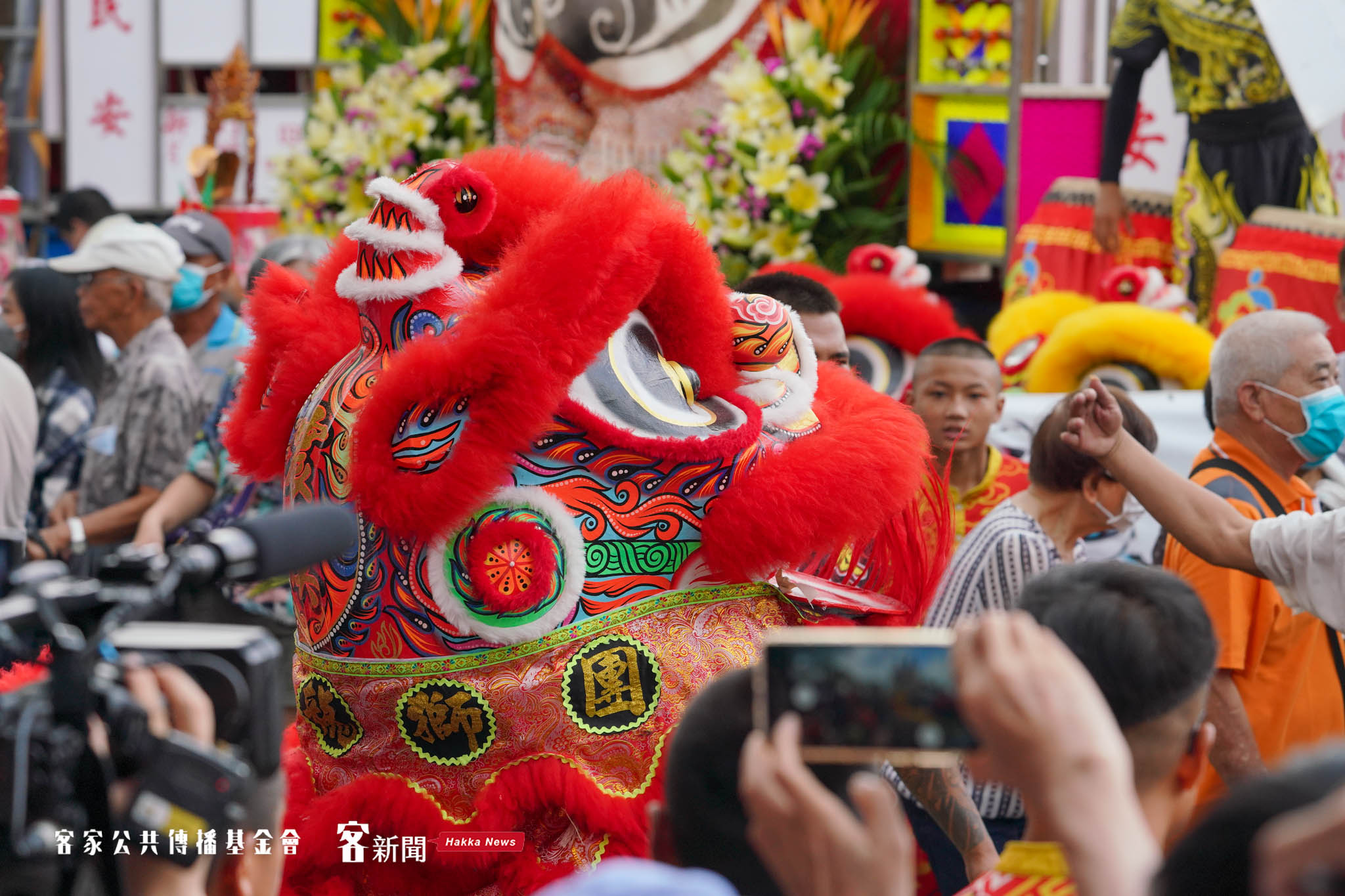 義民祭現場舞獅獻瑞,人潮擠得水洩不通。莊勝鴻攝