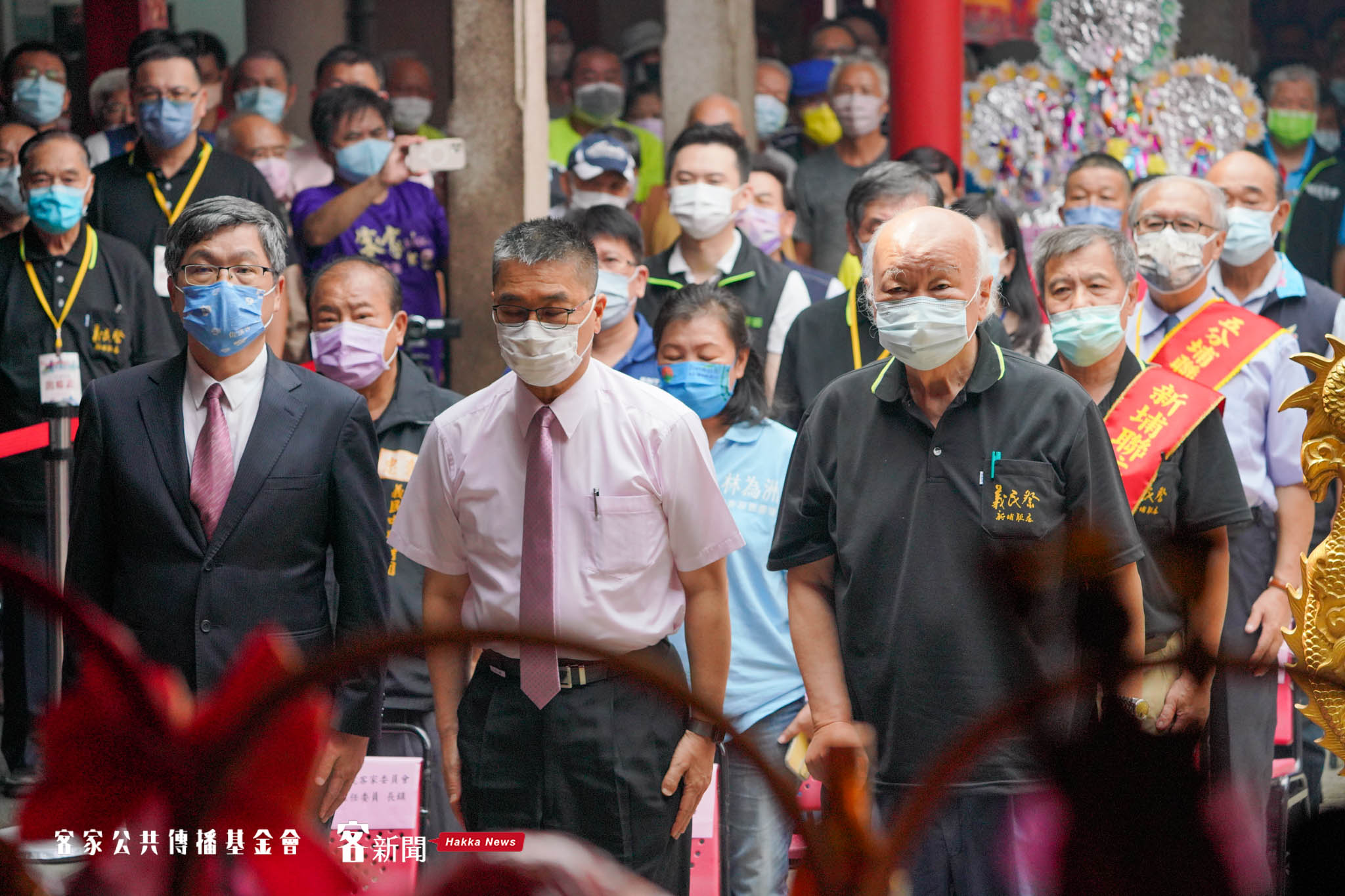 客委會主委楊長鎮(左)、內政部長徐國勇(中)、義民廟董事長林光華(右)與眾人一起參加典禮。莊勝鴻攝