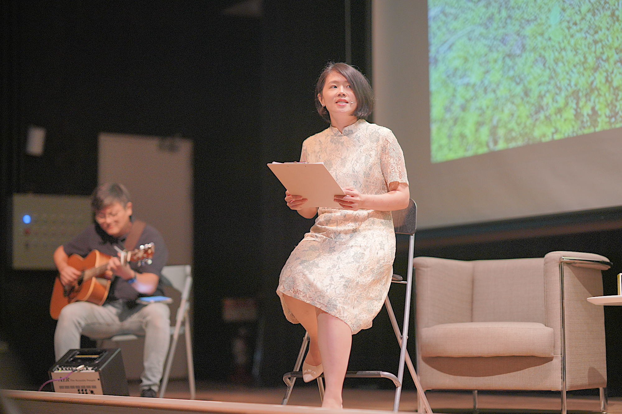 剛獲得「全球客家流行音樂大賽」第三名的詞曲創作人葉鈺渟表演「讀劇」。莊勝鴻攝