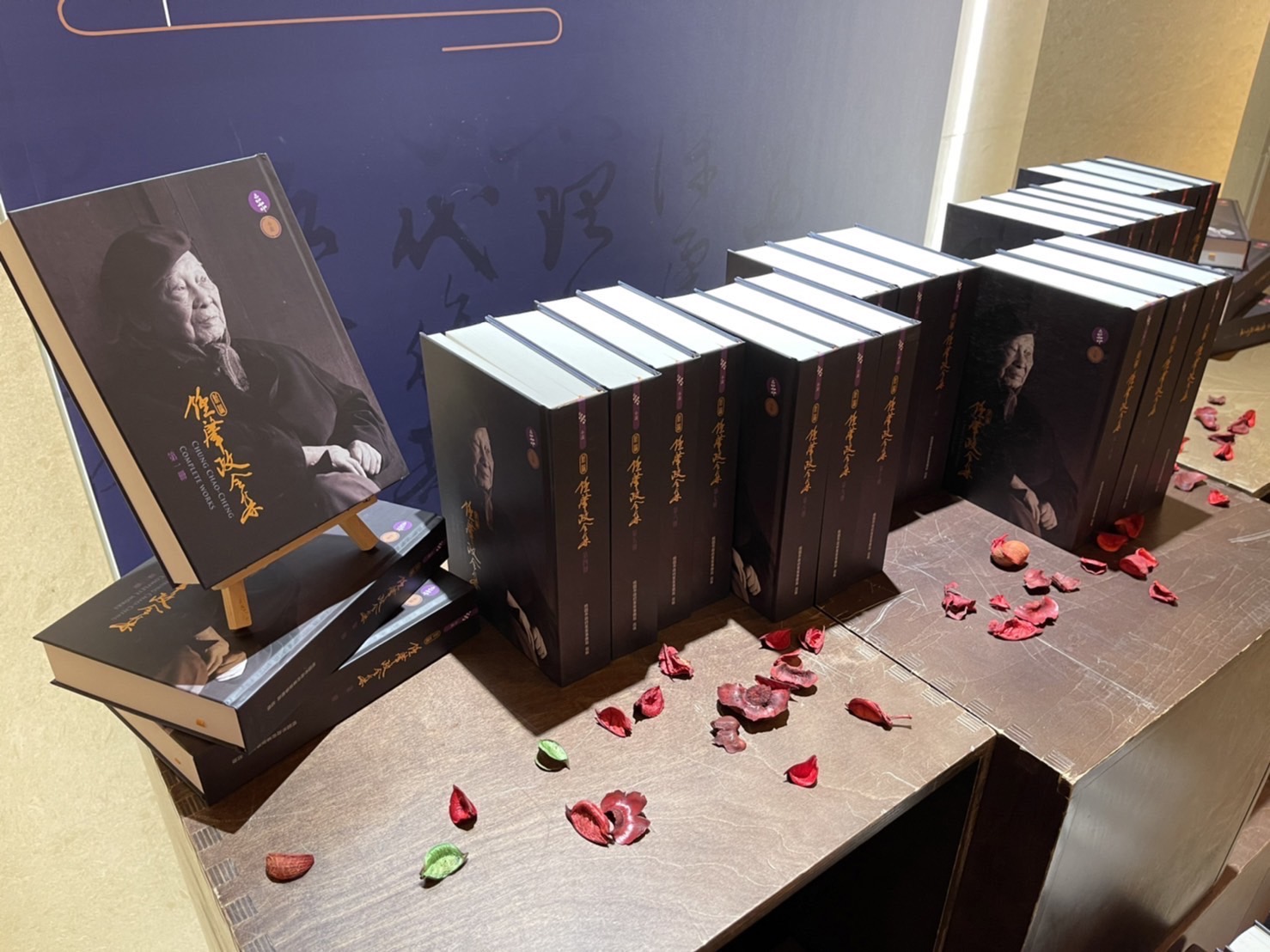 《新編鍾肇政全集》分為小說、劇本、隨筆及影像等9類,共計有42冊(48本),完整蒐集鍾老一生作品。
