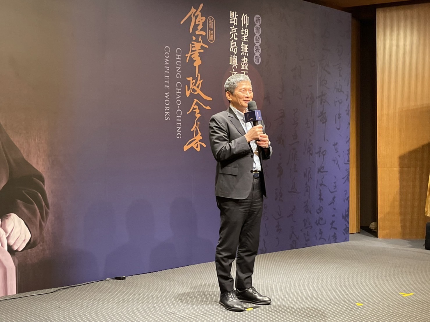 李永得表示,《新編鍾肇政全集》花了2年時間編輯,竭盡所能把鍾老從以前到現在的作品都找出來,同時搜集其生前珍貴的生活照片及墨寶集結成影像冊,可謂前所未有、最完整的一套鍾老全集。