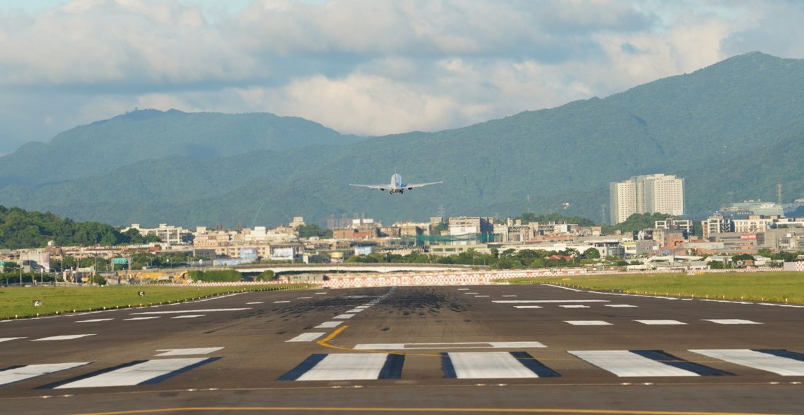 裴洛西專機準備離開。范修語攝