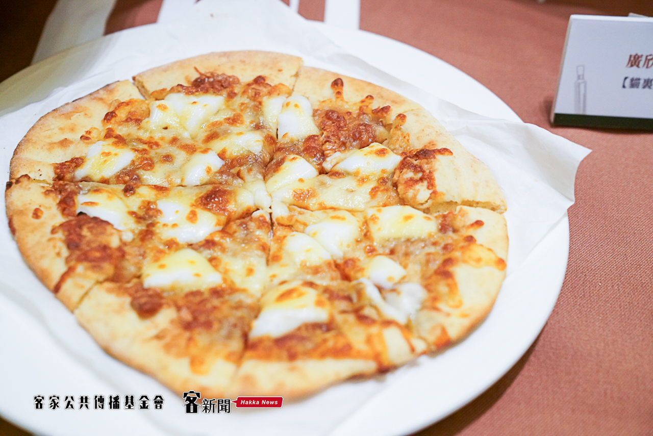 客委會與業者合作，推出「客家粢粑甜PIZZA」，大家可以到美食展品嚐。宋佩遙攝
