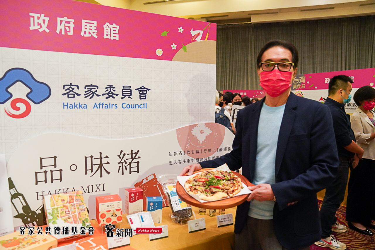 客委會副主委鍾孔炤力推客委會精選的多項等路,邀請大家一起品嚐美味的「客家小炒披薩」!宋佩遙攝