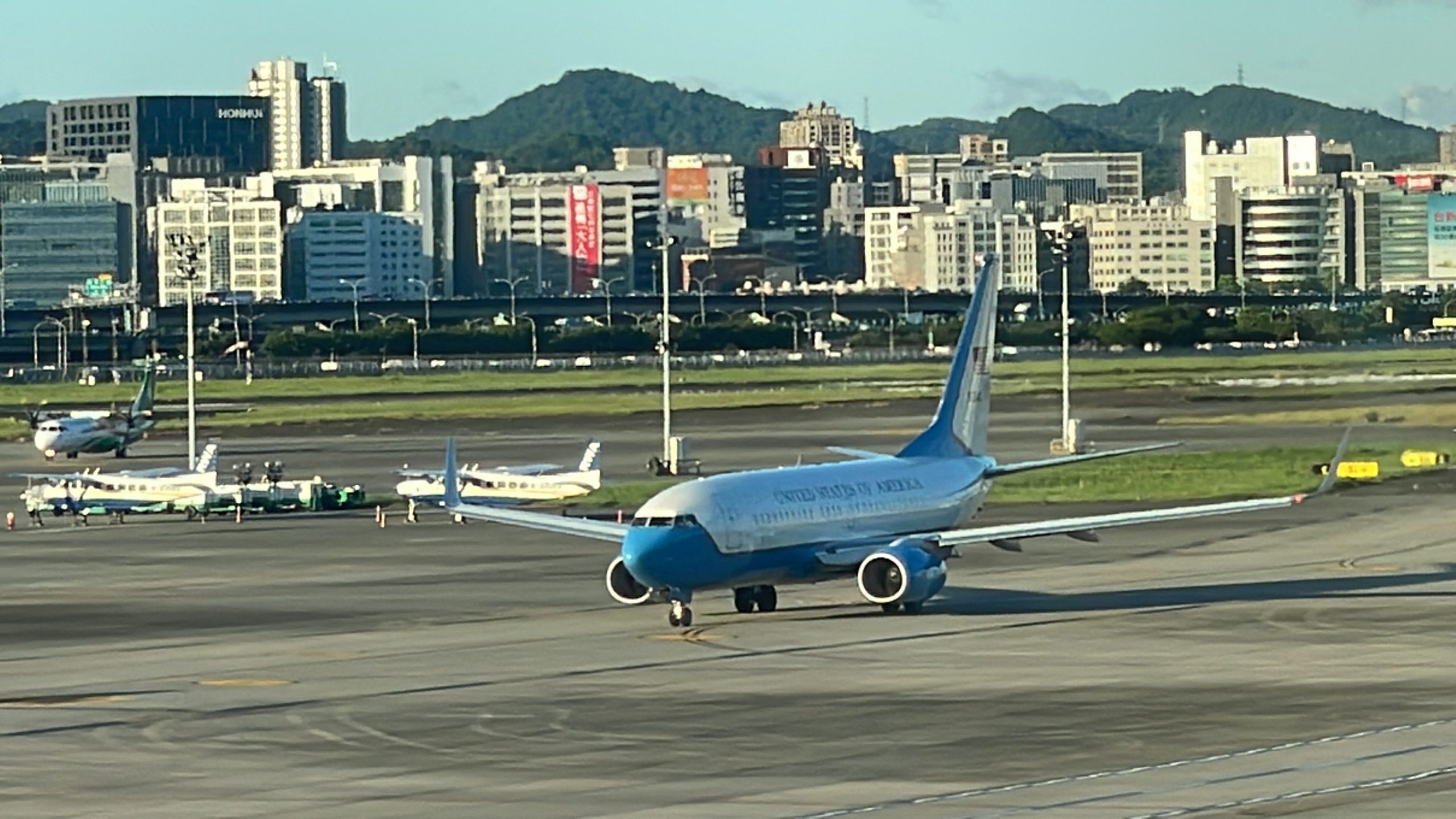 裴洛西專機準備進入跑道。宋佩遙攝