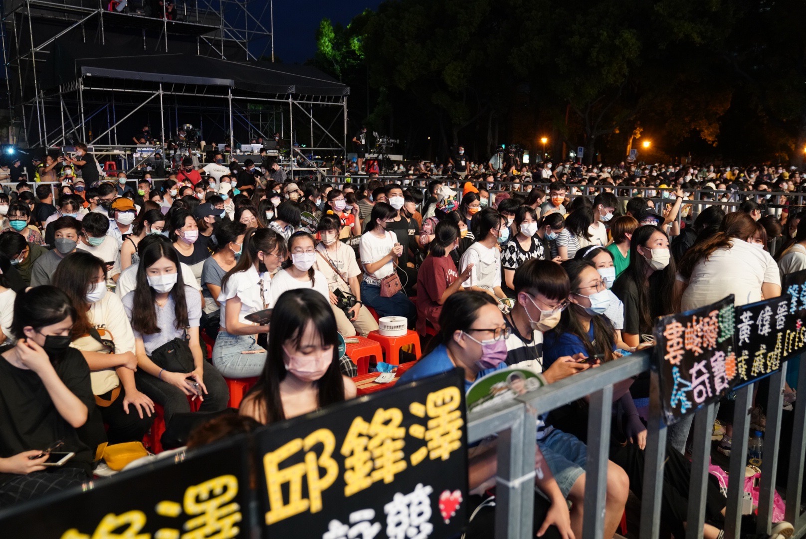 義民之夜現場湧入大批歌迷。宋佩遙攝