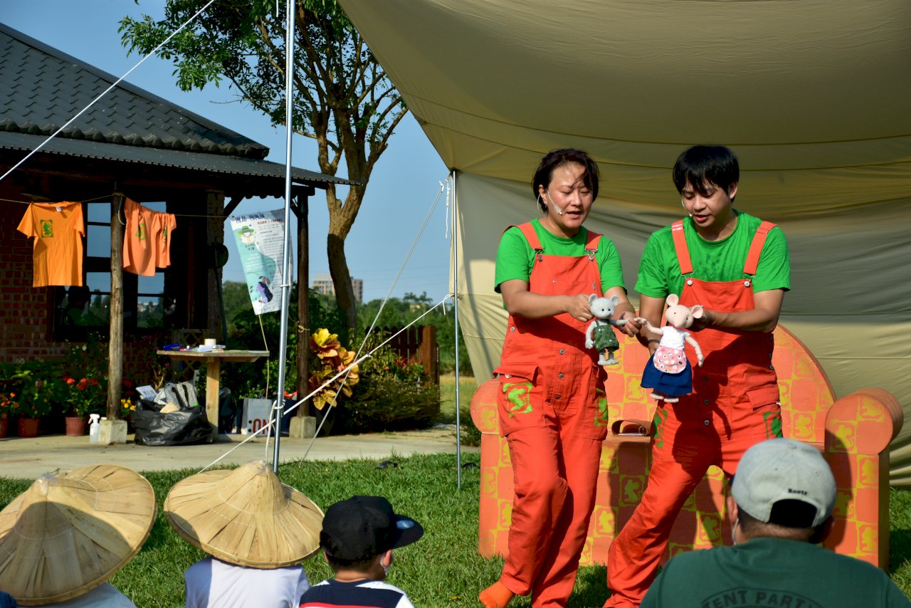 慢島劇團製作親子偶戲「妮妮的小祕密」，希望傳達重視幼兒身體界線的教育，讓小朋友從小就知道保護自己。慢島劇團提供