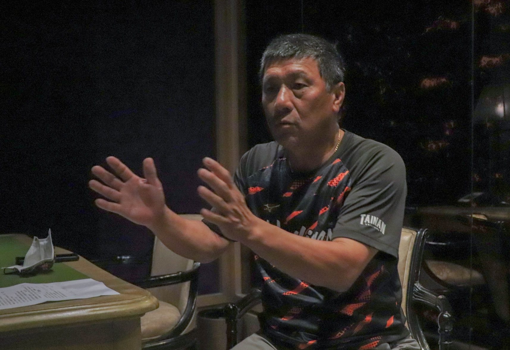 何信標接受採訪時，侃侃而談在中職30多年的心路歷程，他說客家精神對他的影響很大。張心柔攝