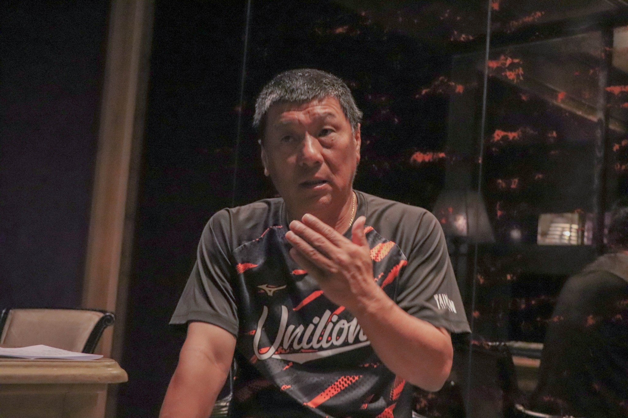 何信標接受採訪時，侃侃而談在中職30多年的心路歷程。張心柔攝