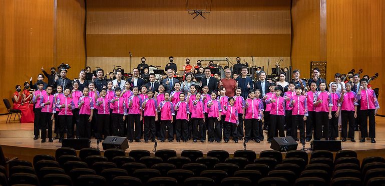 國立客家兒童合唱團(前排)與今日總統府音樂會的演出者、總統蔡英文一起大合影。總統府提供