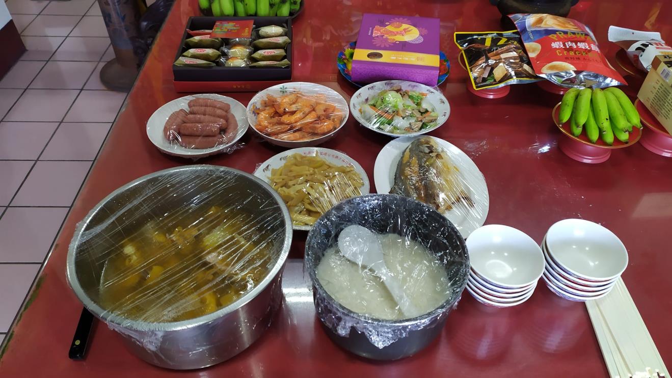 老伯姆準備个飯菜還豐沛,有魚有肉還有飯,碗筷乜撿好勢!作者提供