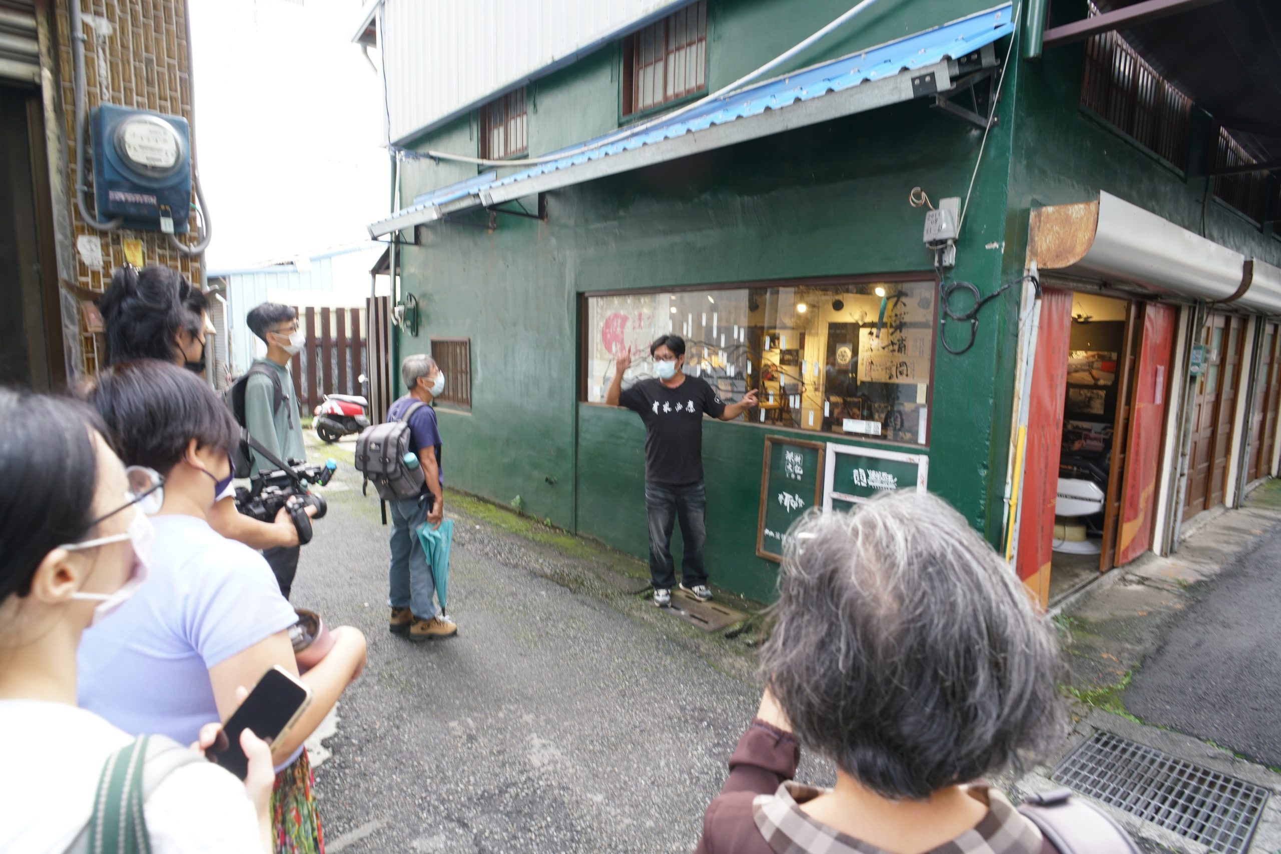 交流會後，在地大茅埔調查團帶領大家時機進行一場維基走讀，說明維基書寫的重要性，圖為以聚落老地名說明維基書寫內容。大茅埔調查團 提供