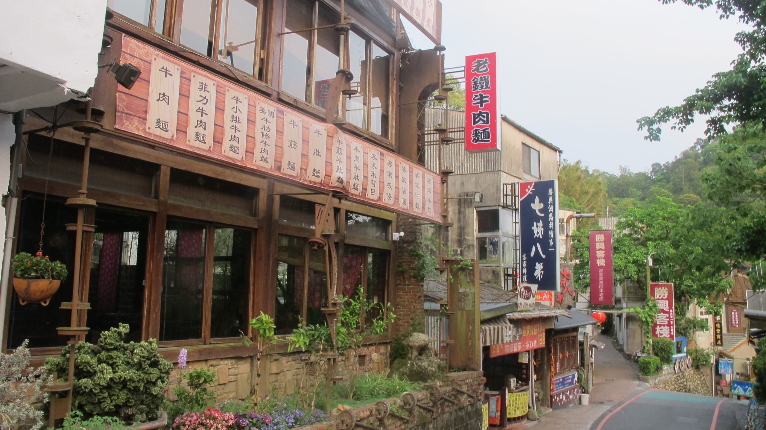 沿山興建的勝興老街。何來美攝