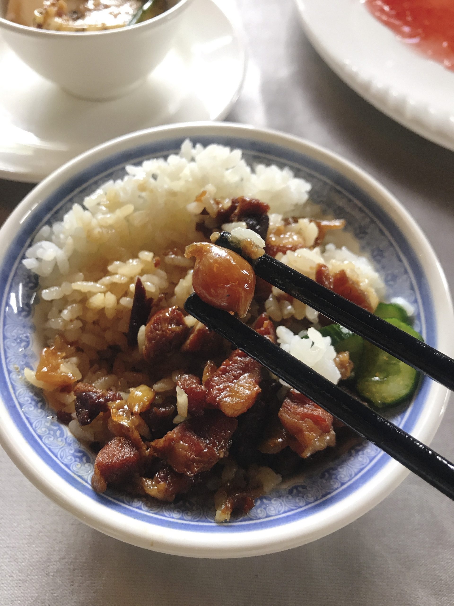 尖石鄉的凌雲閣會根據季節選擇附近配合的小農農產,圖為泰雅族老人家夏天每天都一定要吃的圓蔥,沒吃到就不工作<br />。楊尚倫攝