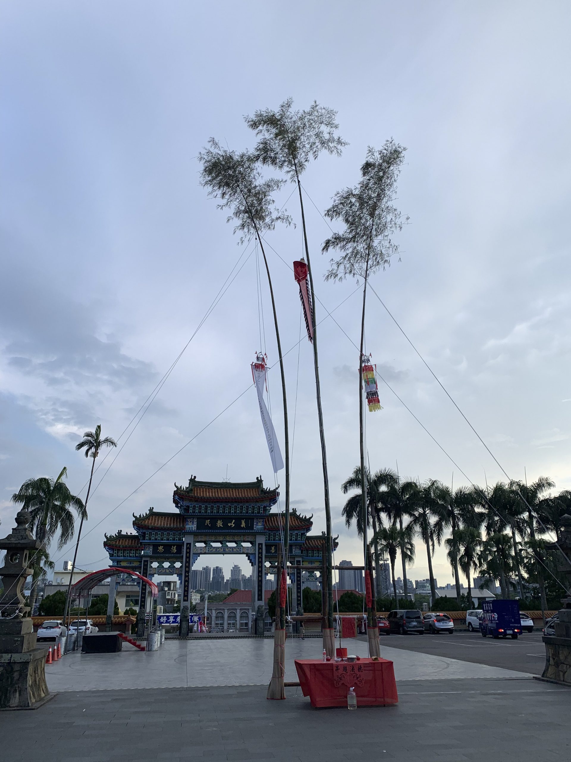 已完成的豎燈篙，等候晚上的法事。楊尚倫攝