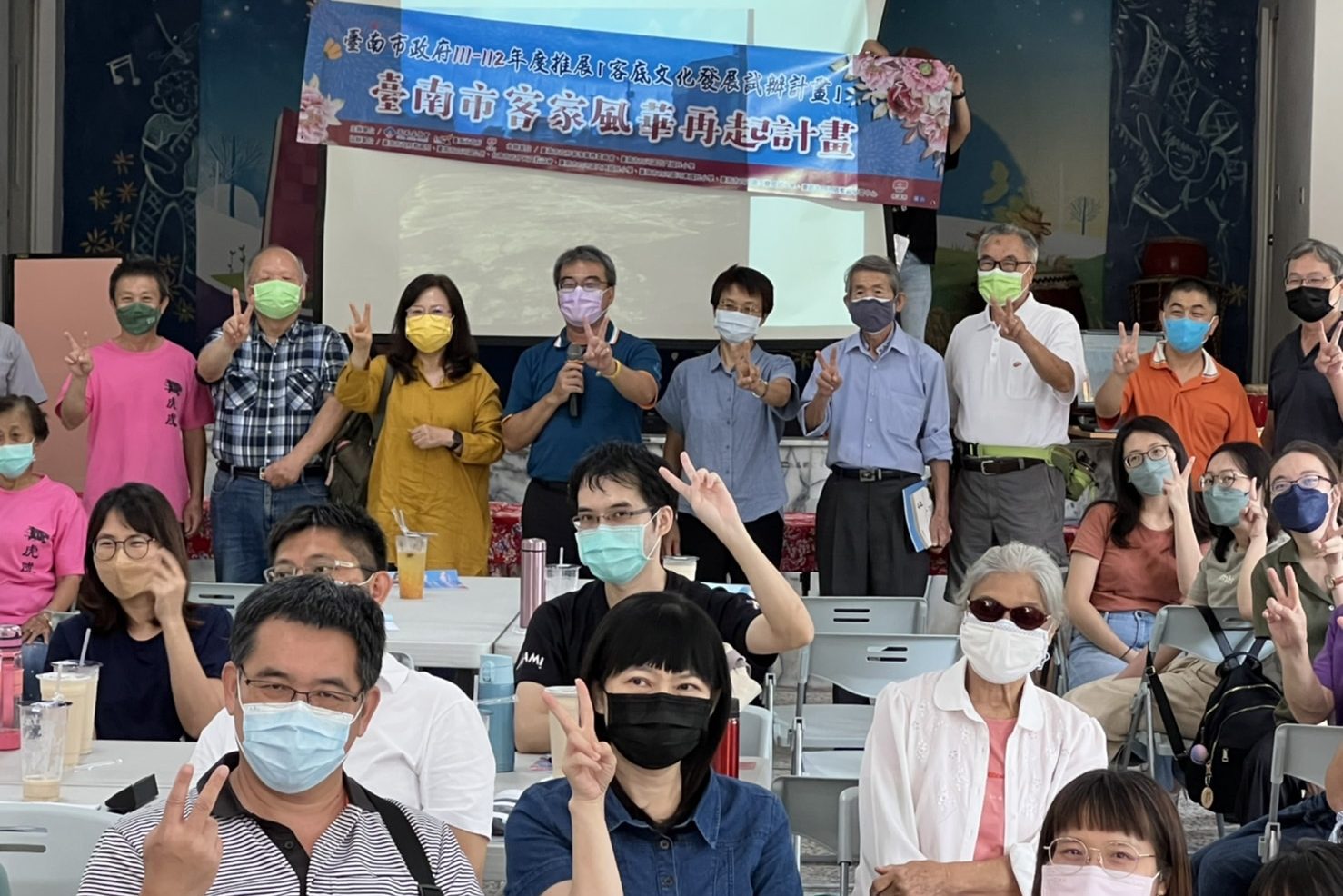 「白河頭前溪流域暨鄰近區域資源調查工作坊」有來自台南市的白河區竹門國小、河東國小、內角國小、玉豐國小等學校老師,與樂齡學習中心伯公伯婆及台南市店仔口文教協會,熱情參加!台南市客委會提供