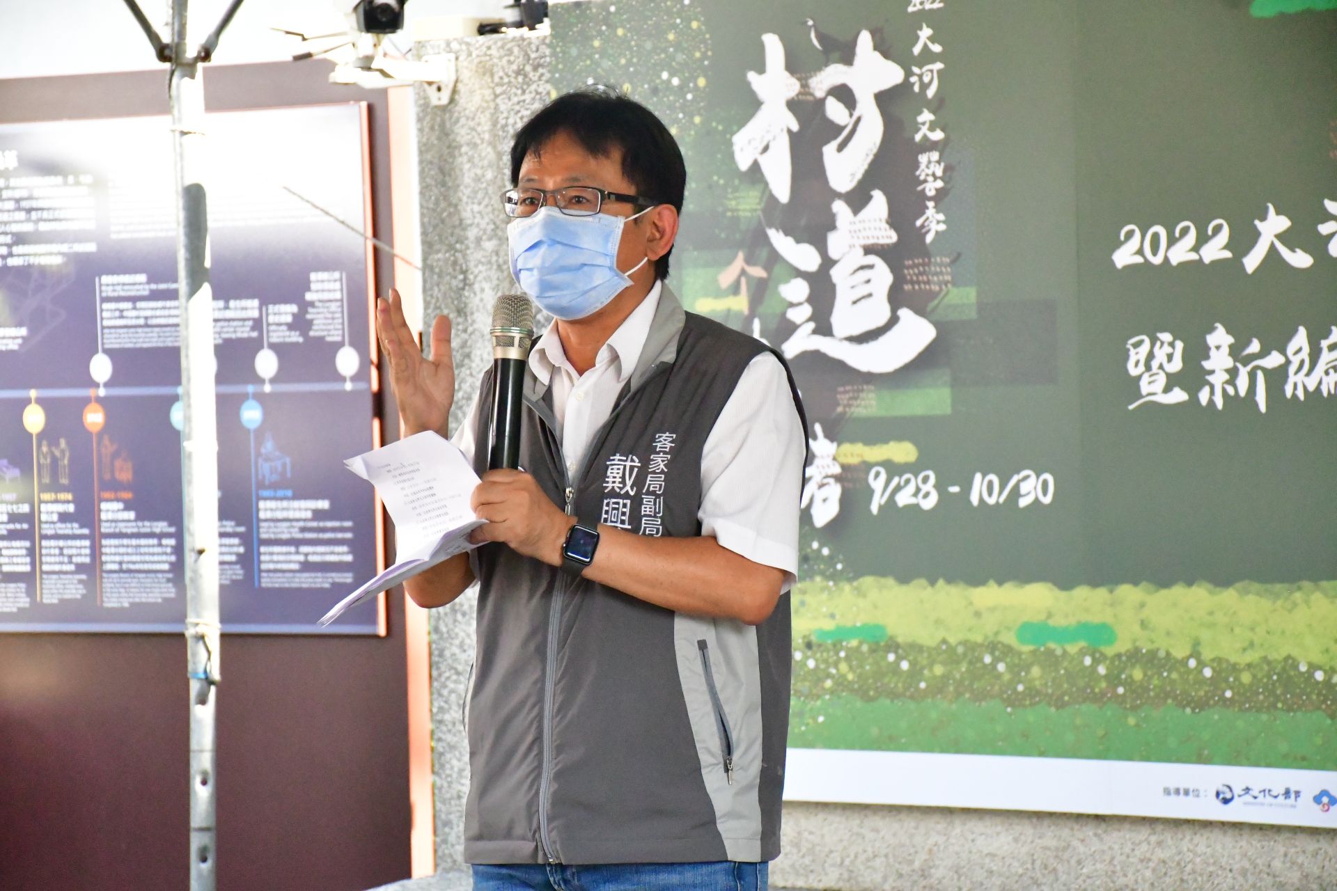 客家事務局副局長戴興達表示大河文藝季以《新編鍾肇政全集》第21冊收錄的隨筆〈村道之旅〉為策展文本。桃園市客家局提供