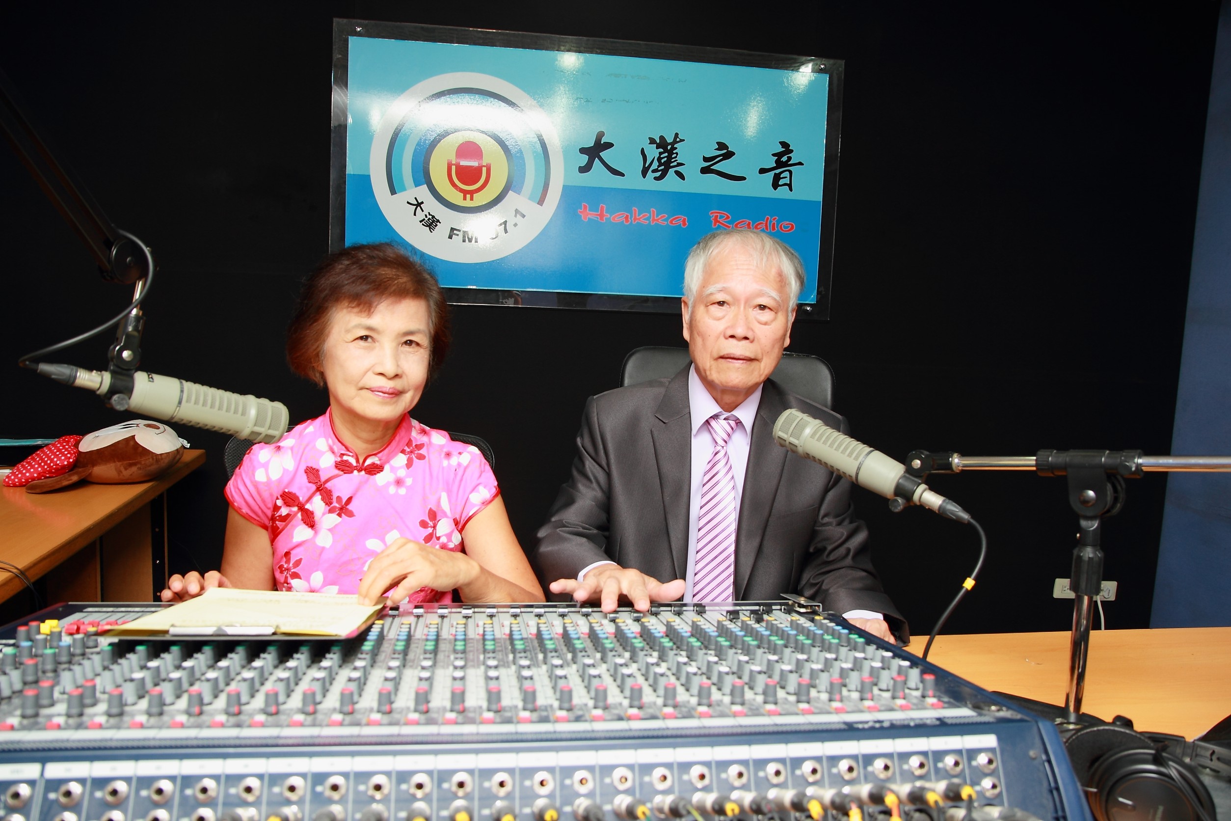 張強、陳裕美夫婦從事廣播逾50載，是最資深的客語廣播夫妻檔。張強提供