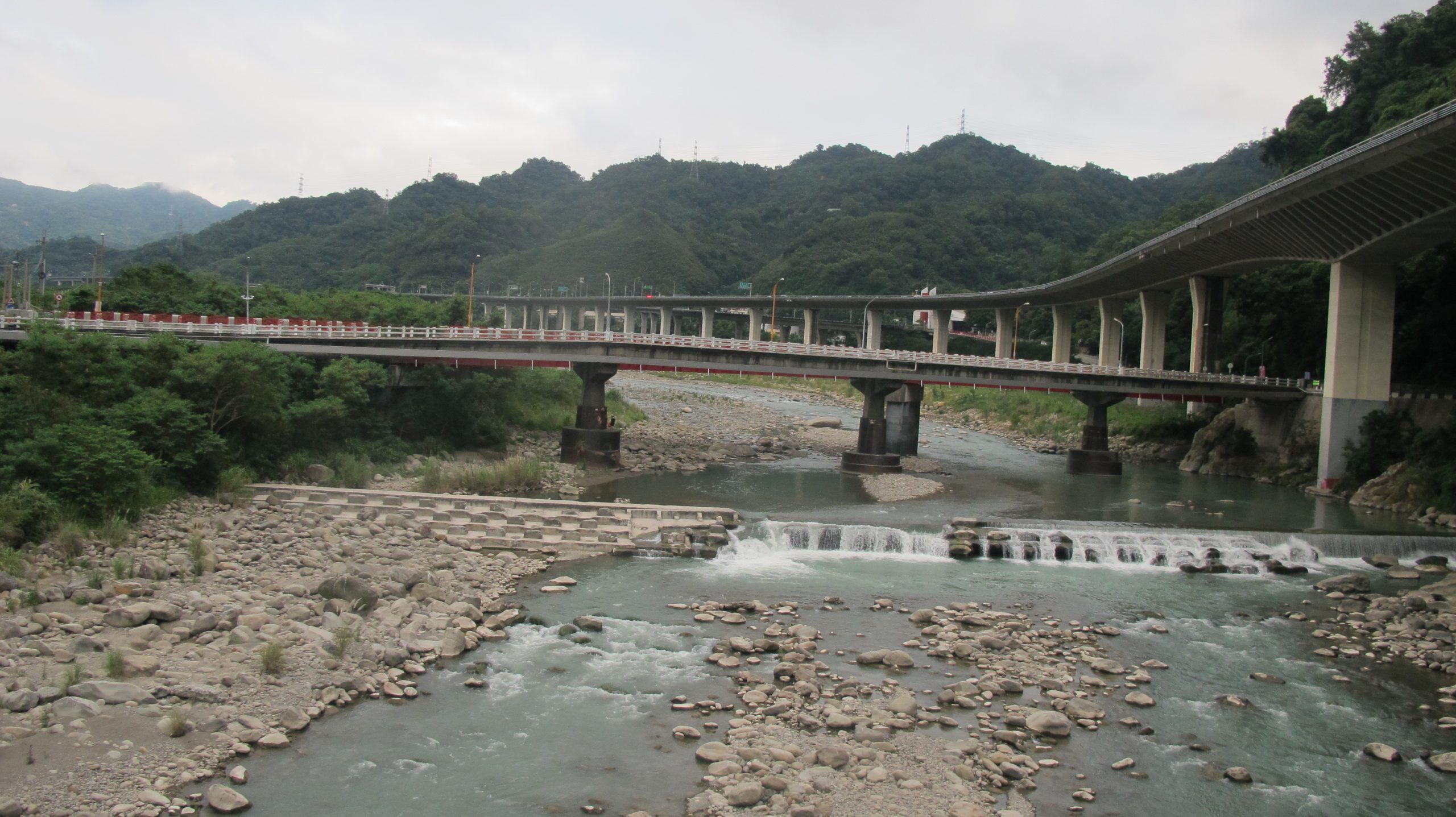 後龍溪流經公館出磺坑牛鬥口，山水風光很美。何來美攝