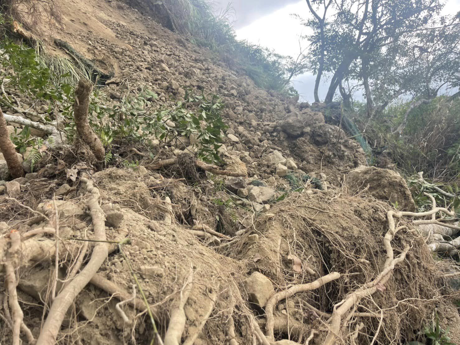 六十石山聯外道路遭土石淹沒，遊客無法下山。翻攝Kolas Yotaka臉書