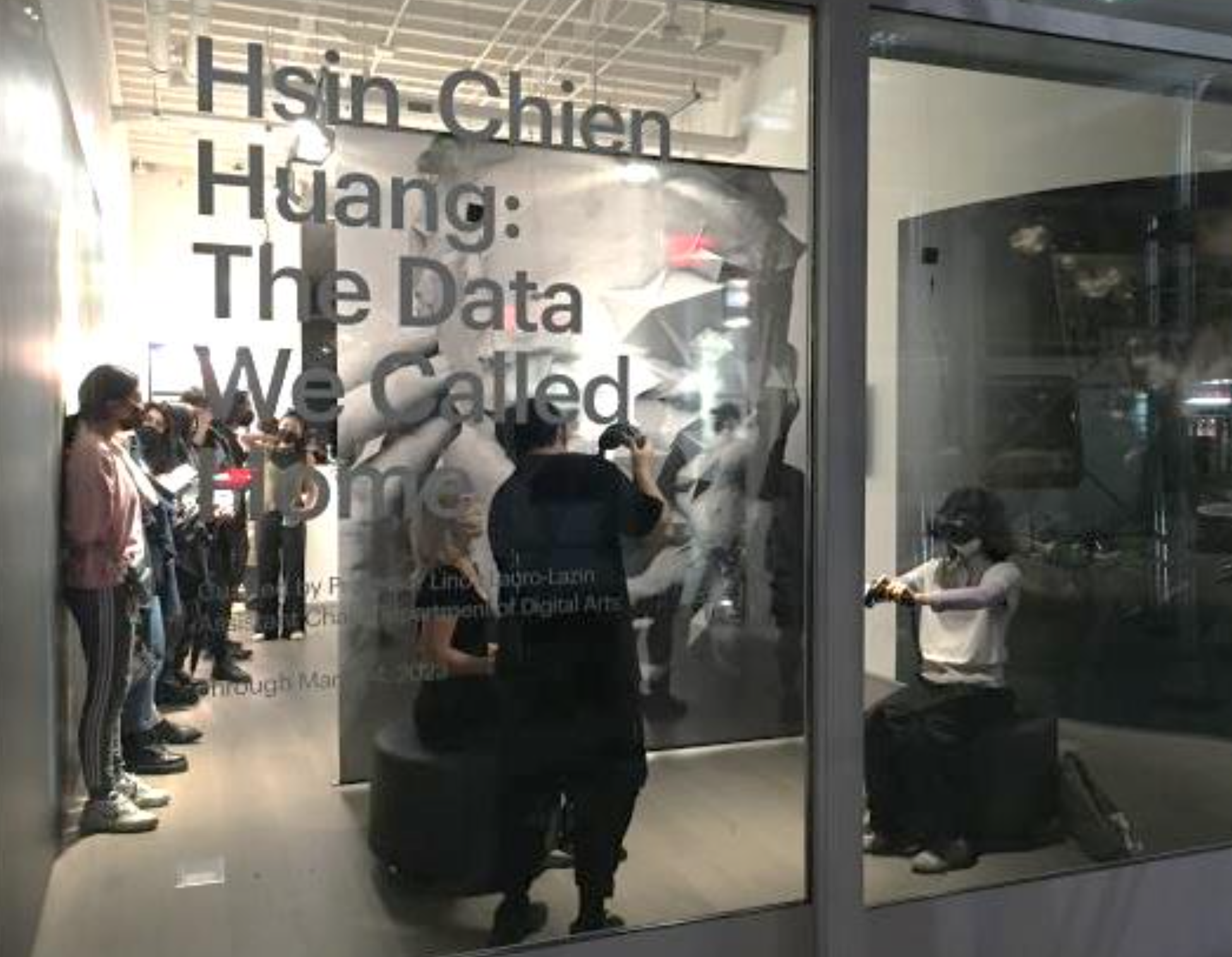 紐約民眾帶上VR眼鏡,體驗黃心健的VR作品。黃心健提供