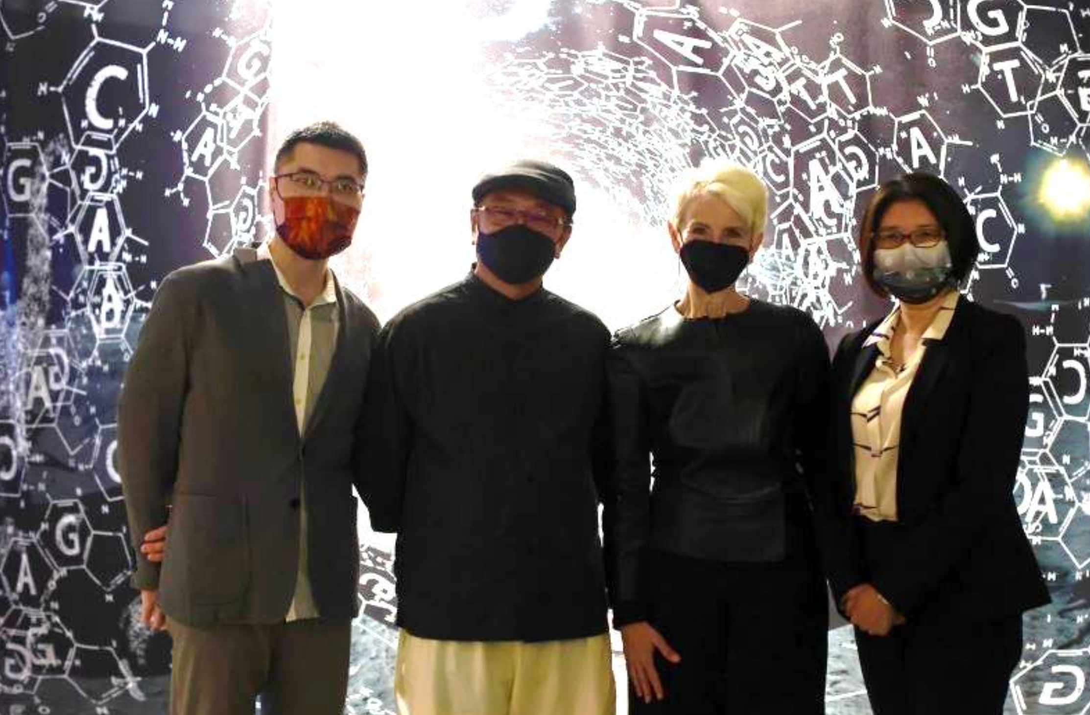 右起駐紐約臺北文化中心主任張惠君、普拉特藝術學院校長布羅涅(Frances Brone)、藝術家黃心健及專員周彥璋。黃心健提供