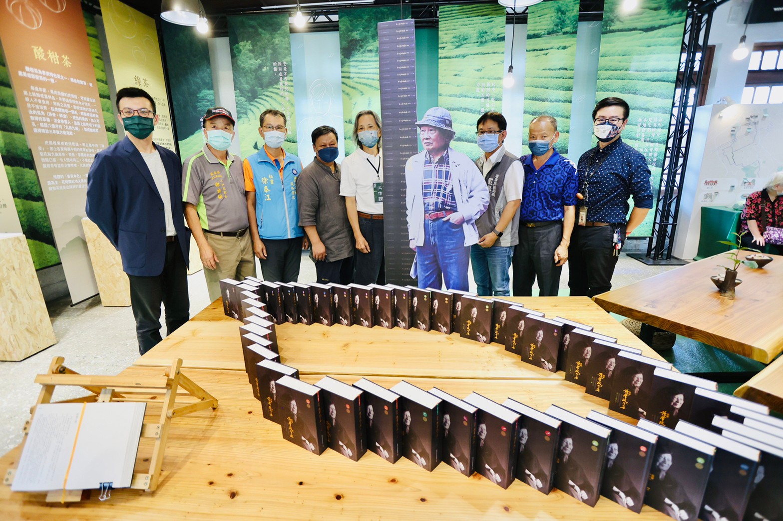 新編鍾肇政全集總共48本，全集收錄鍾肇政小說、隨筆、劇本、論述、書信、資料、影像、序跋及其他等9類創作。桃園市客家局提供