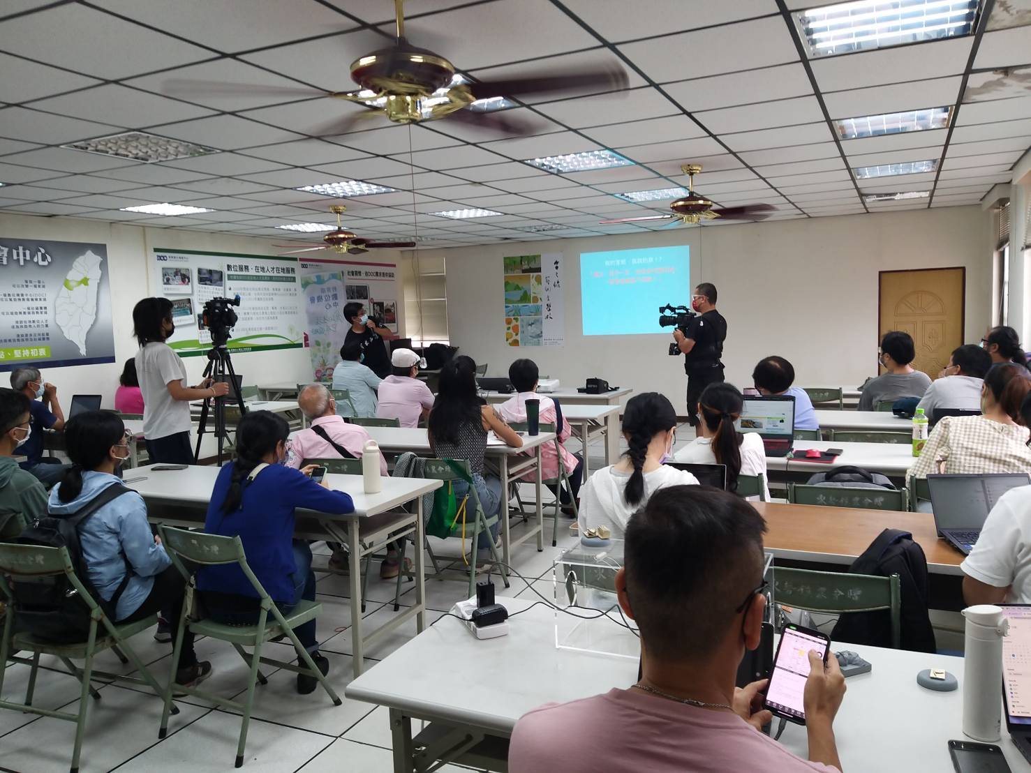 本次交流工作坊，由大茅埔調查團分享兩年來參與客傳會「客家@維基」的心得與維基媒體介紹，並實際教導大家將各客庄祕境、景點照片，上傳到維基共享資源之中。（大茅埔調查團 提供）