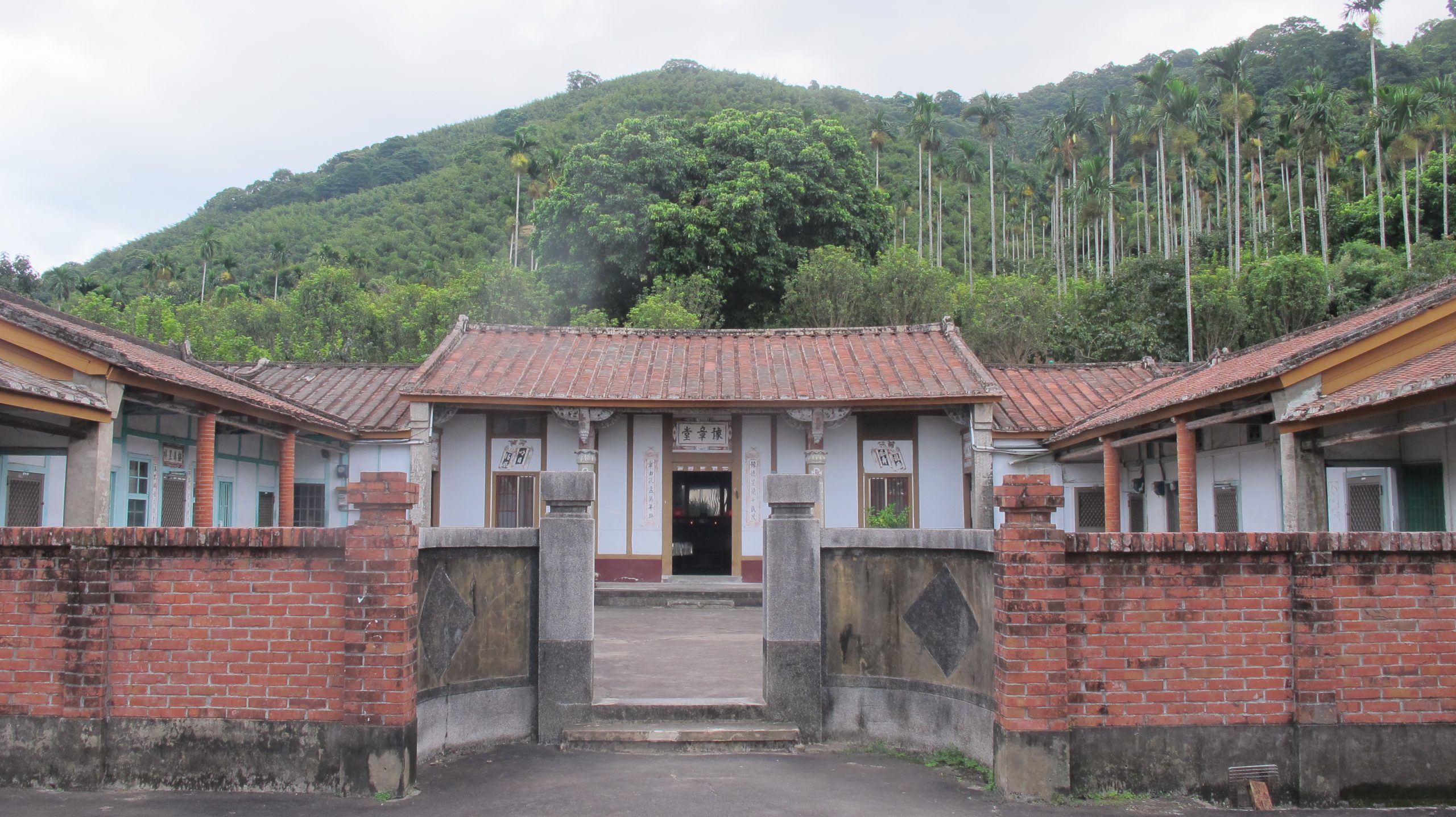 河排東羅屋「豫章堂」是座建築精緻的客家伙房，有近百年歷史。何來美攝