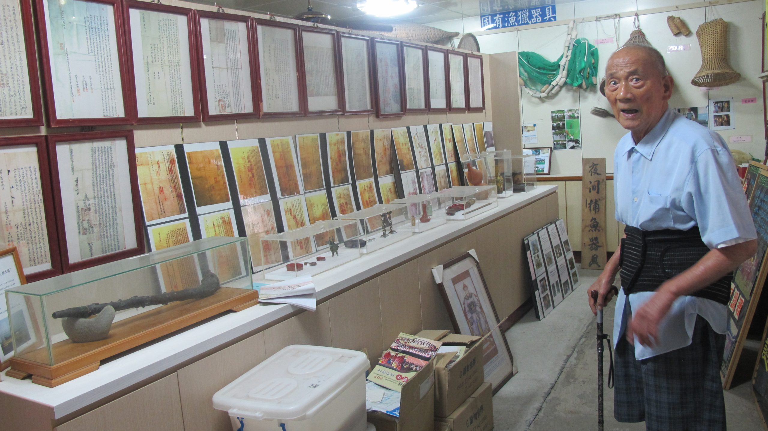 潘大州積極投入巴宰文化的傳承與母語復育，家裡設有巴宰族展覽室，內有上百件古文書。何來美攝