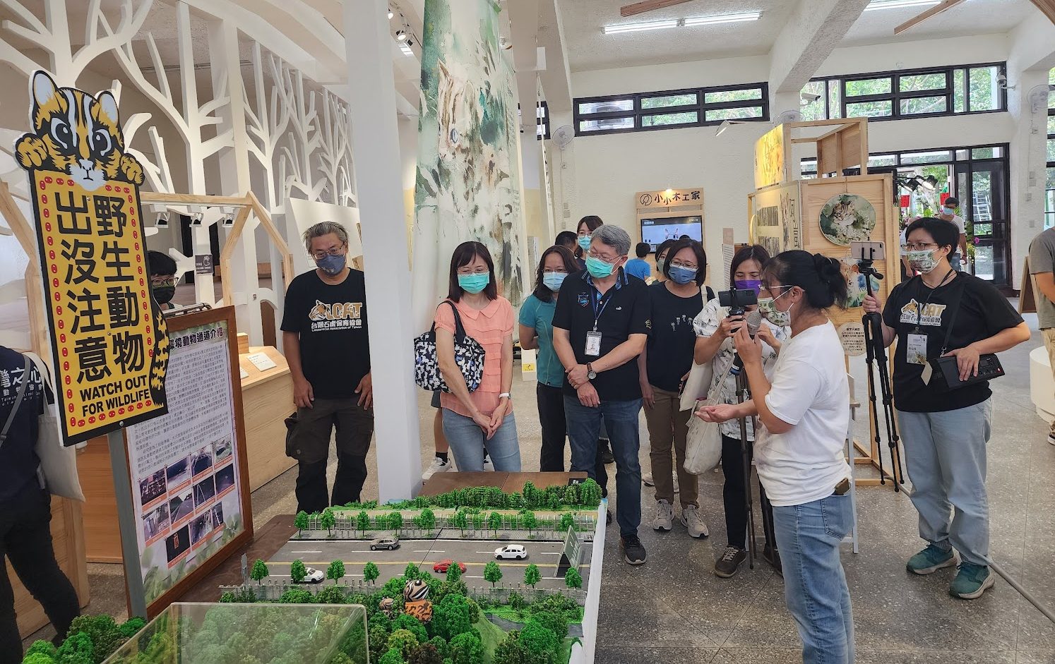 特展中也展出生態廊道模型,當開車看見石虎造型的野生動物出沒注意看板,請您放慢您的車速,讓石虎有安全回家的路。吳哲銘攝