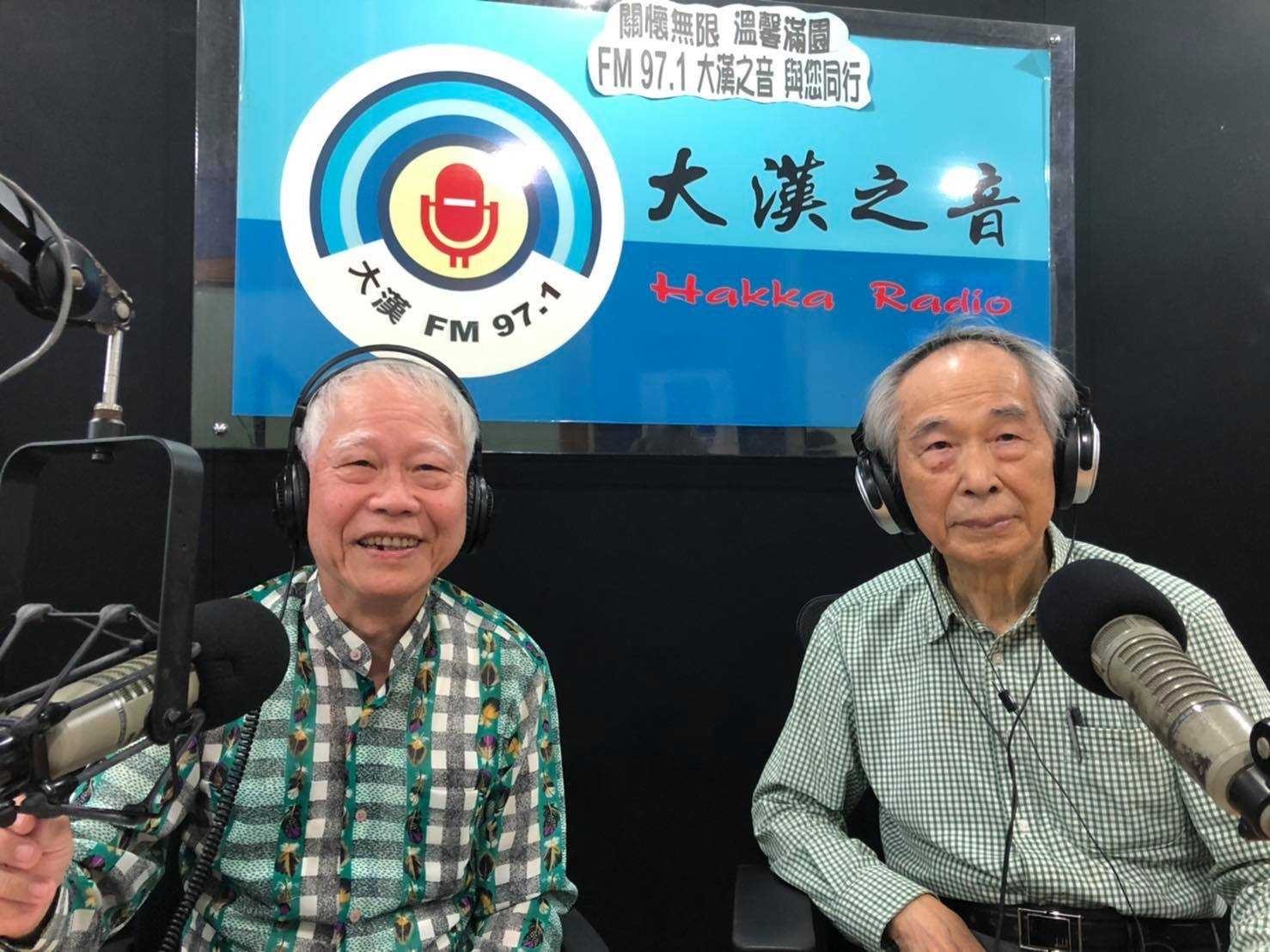 張強主持「大漢風雲」節目，訪問大河小說家李喬。張強提供