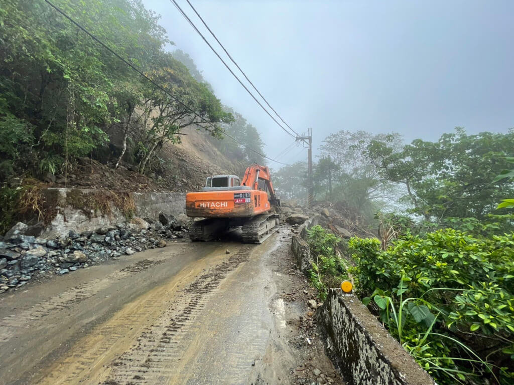 918強震造成玉里赤科山路坍方受阻,23日全線搶通,近日山區道路又發生坍方,考量工程人員安全,搶修工程待天候狀況穩定,且山區落石情況趨緩再動工。中央社
