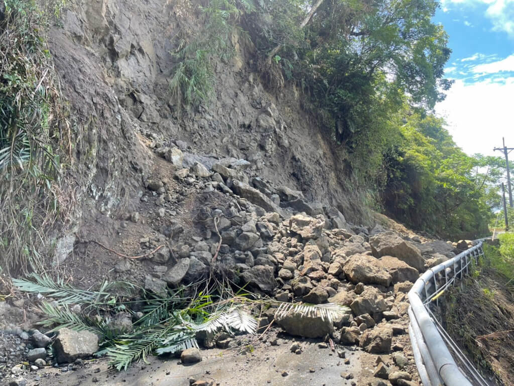 918地震造成花蓮玉里赤科山路坍方受阻,23日全線搶通,24、25日又因旺盛對流影響下起大雨,上山道路再度出現新、舊幾處大規模的坍方、土石崩落。中央社