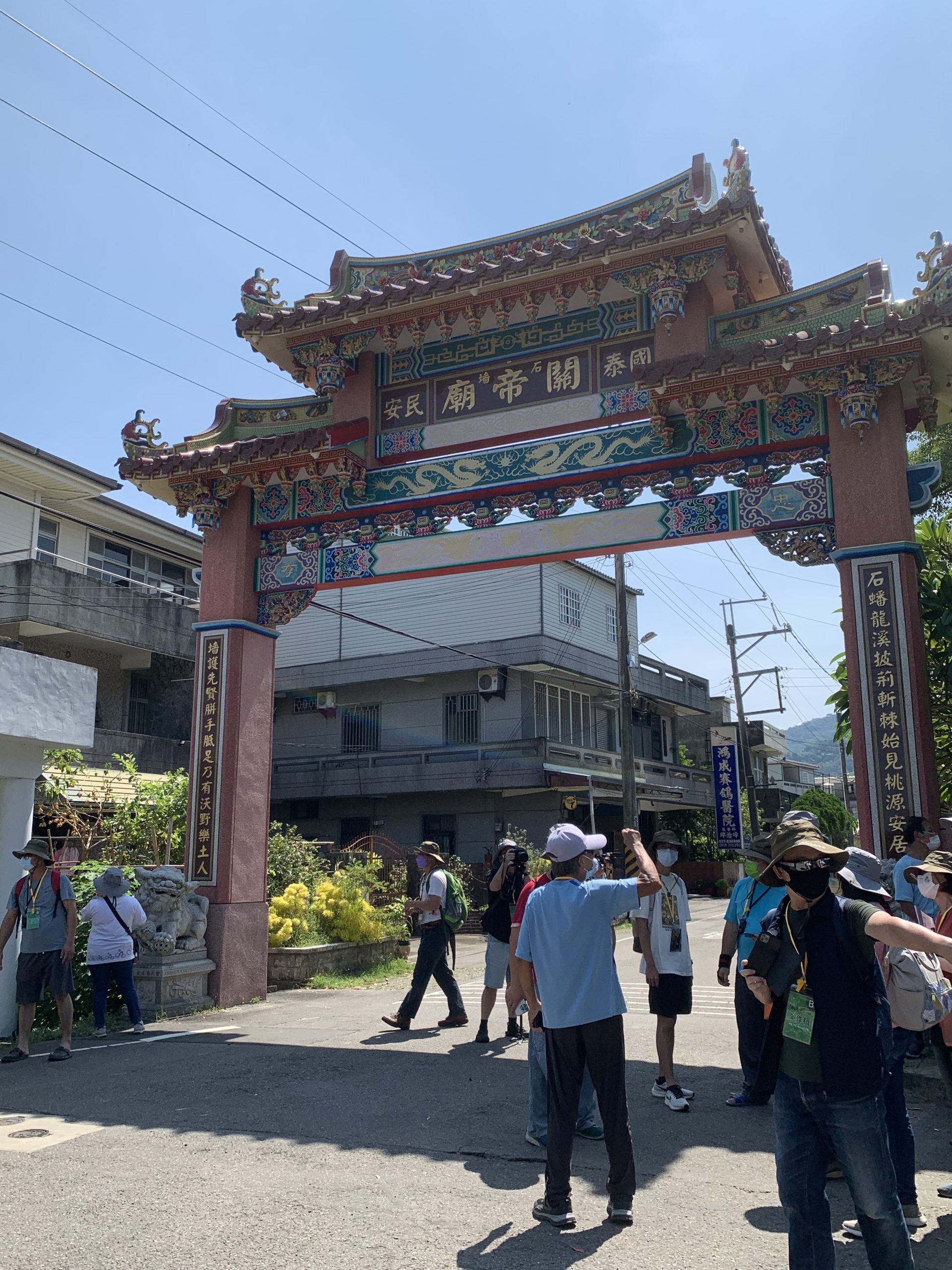 (邱德忠老師在揆一樓門牌前解說石圍墻文史) 吳作楫老師攝影