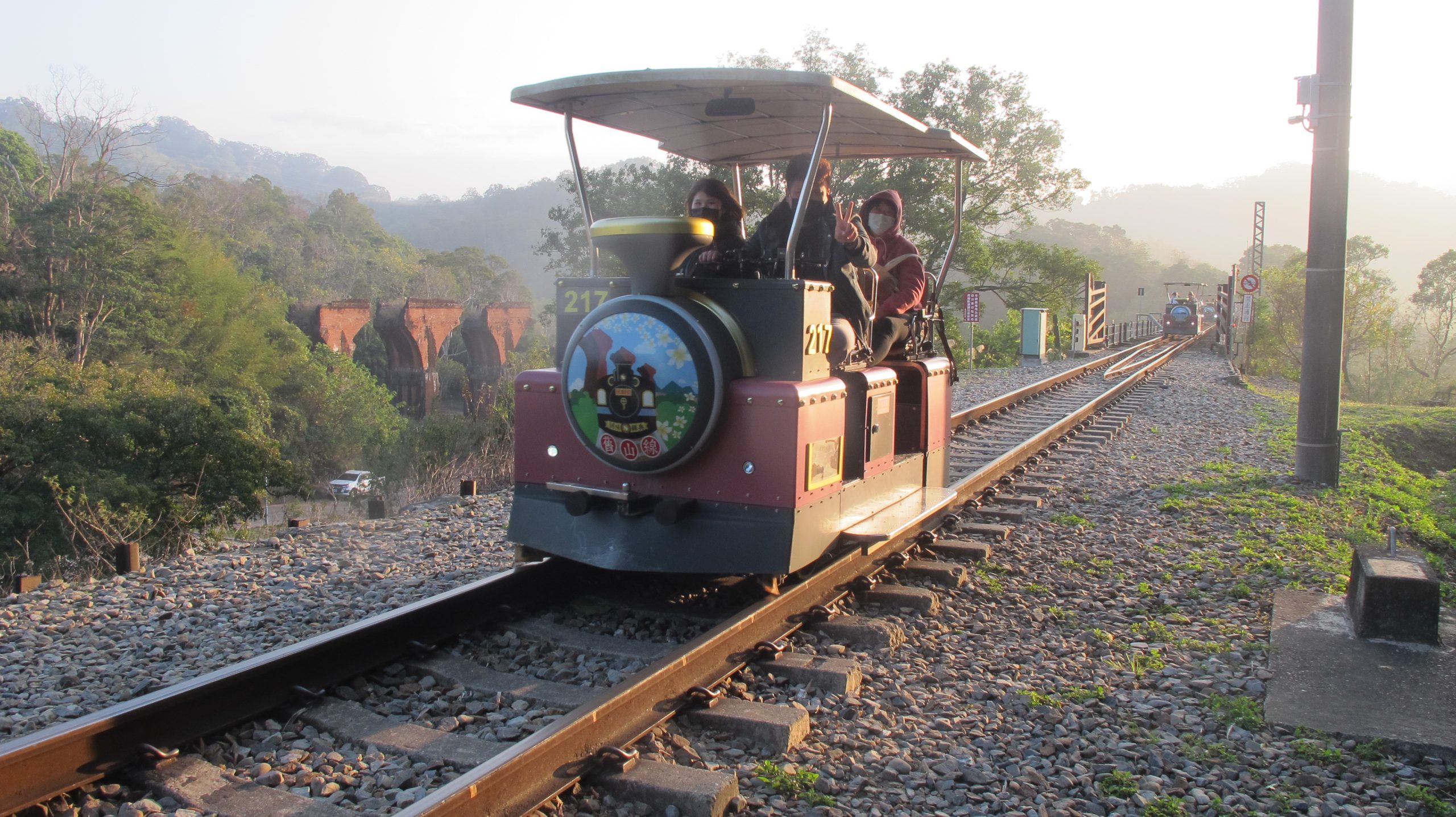 苗栗縣政府與業者合作推動鐵道自行車（Railbike），行駛勝興站與龍騰斷橋間。