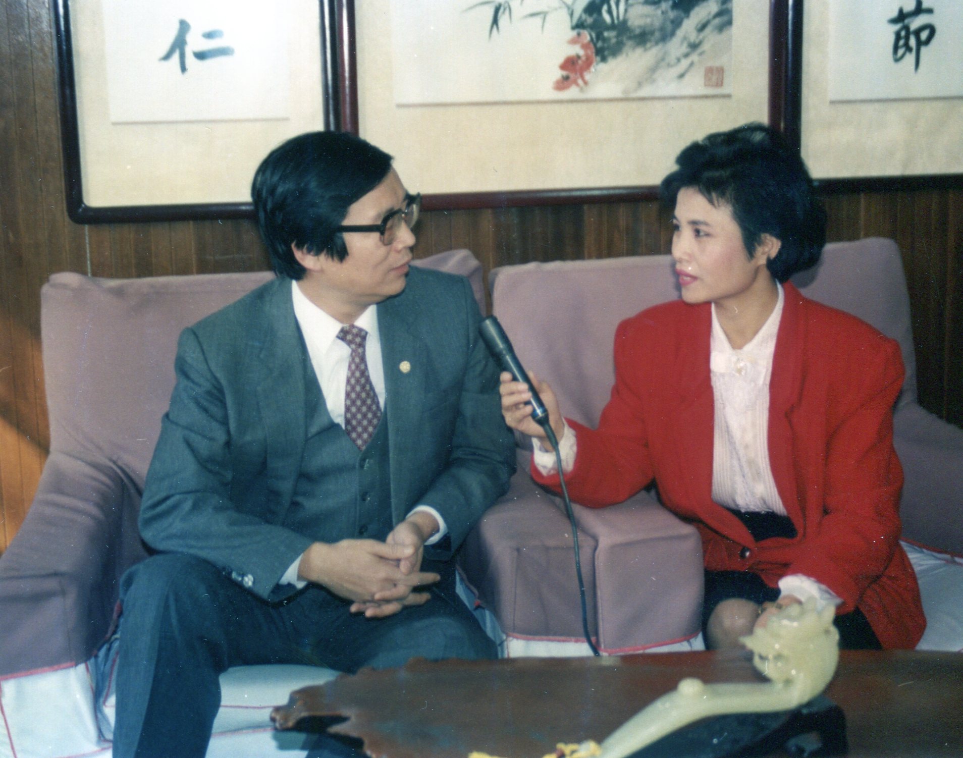 陳裕美擔任客語電視節目「鄉親鄉情」主持人，1989年訪問「還我母語運動」大遊行總指揮省議員傅文政。何來美攝