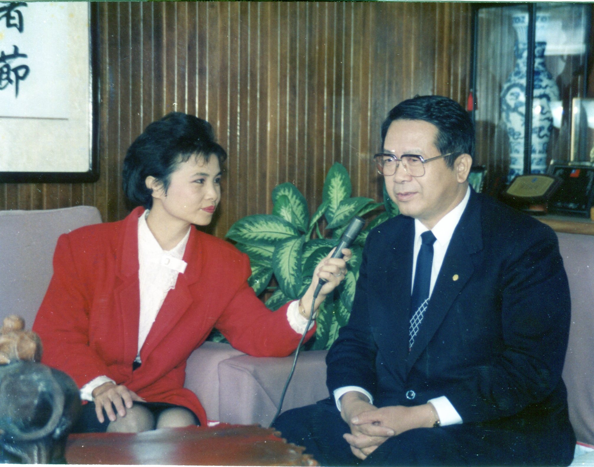 1989年陳裕美訪問苗栗縣長謝金汀。何來美攝
