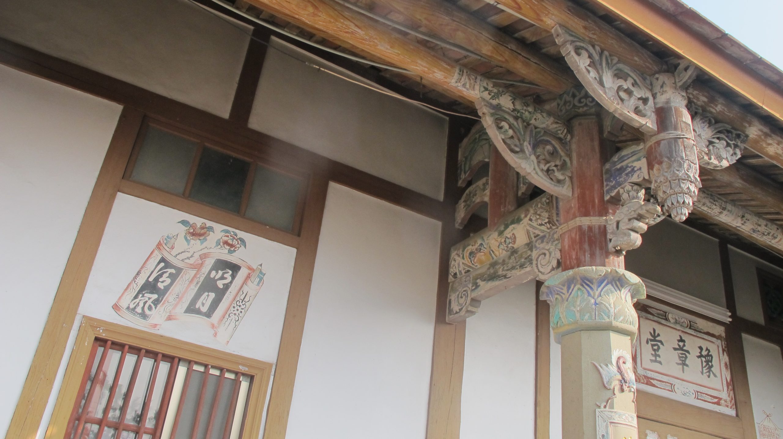 東羅屋伙房正身及護龍簷廊，經名師邱鎮邦擂金彩繪，雕工與彩繪非常精緻。何來美攝