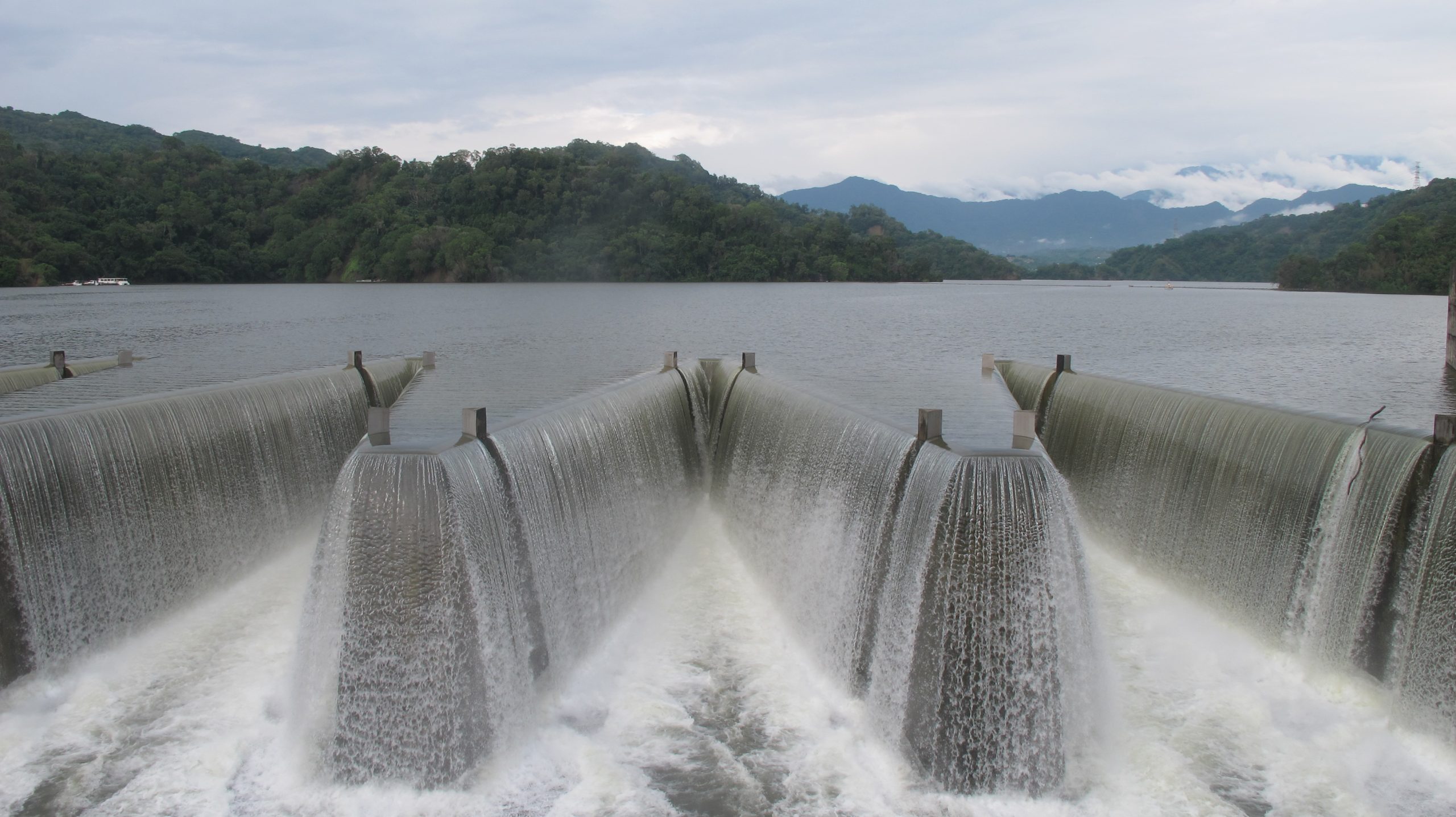 鯉魚潭水庫離舊山線鐵道只有2公里遠，滿水位時以鋸齒堰溢洪，湖光山色很美。何來美攝