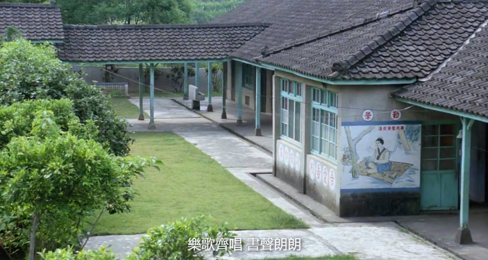 電影《我們都是這樣長大的》曾在大坪國小取景，但圖中校舍（非育英樓）已經拆除重建。翻攝臉書社團「我是新竹縣北埔人」