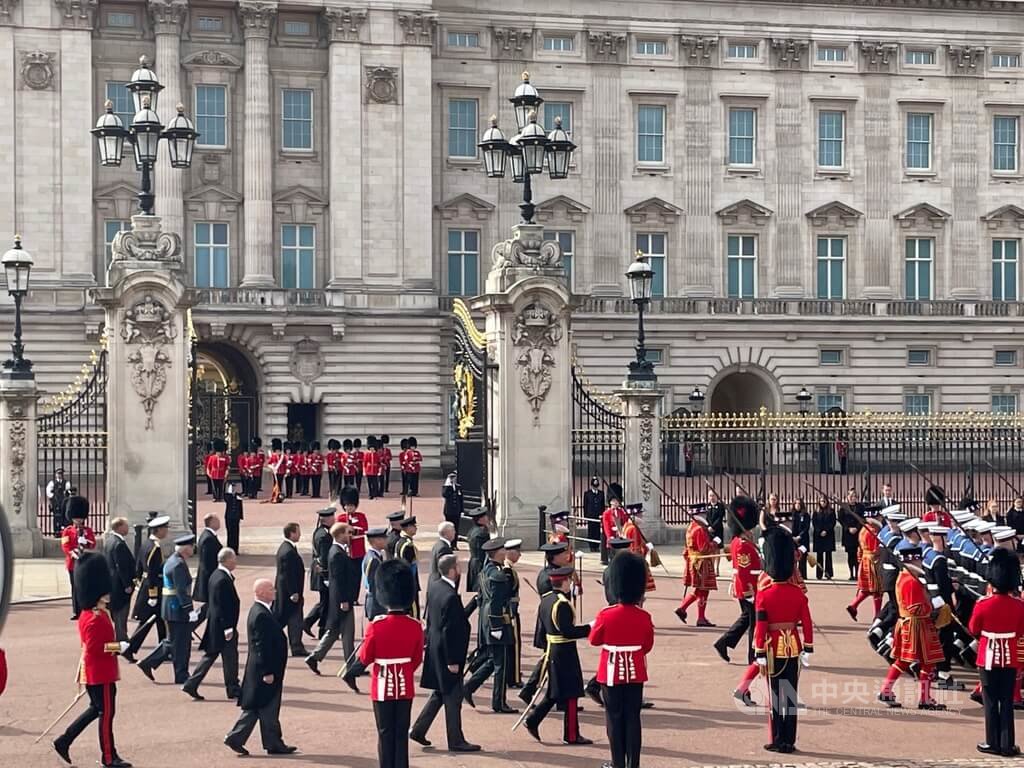 英國女王伊麗莎白二世（Queen Elizabeth II）辭世，她的國葬於台灣時間19日晚間6時在倫敦西敏寺舉行。由英國國王查爾斯三世引領隊伍，王室成員走在靈柩後方經過白金漢宮。中央社