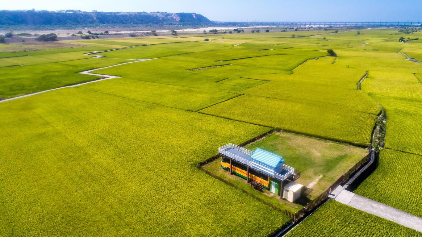 一塊塊錯落有致的田地，拼貼成夏綠秋黃的大地，真如孟浩然詩句「綠樹村邊合，青山郭外斜」的悠然意境。臺中觀光旅遊局提供