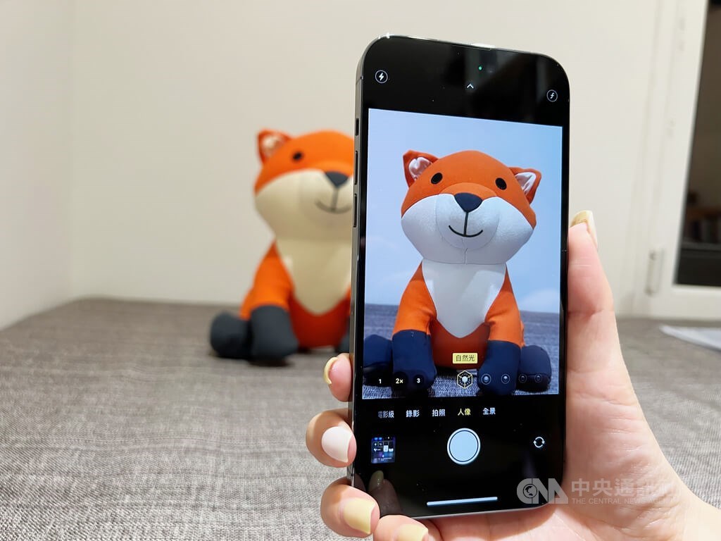 iPhone 14系列Pro機型新增2倍焦距，運用在「人像」模式可增加取景範圍及彈性。中央社