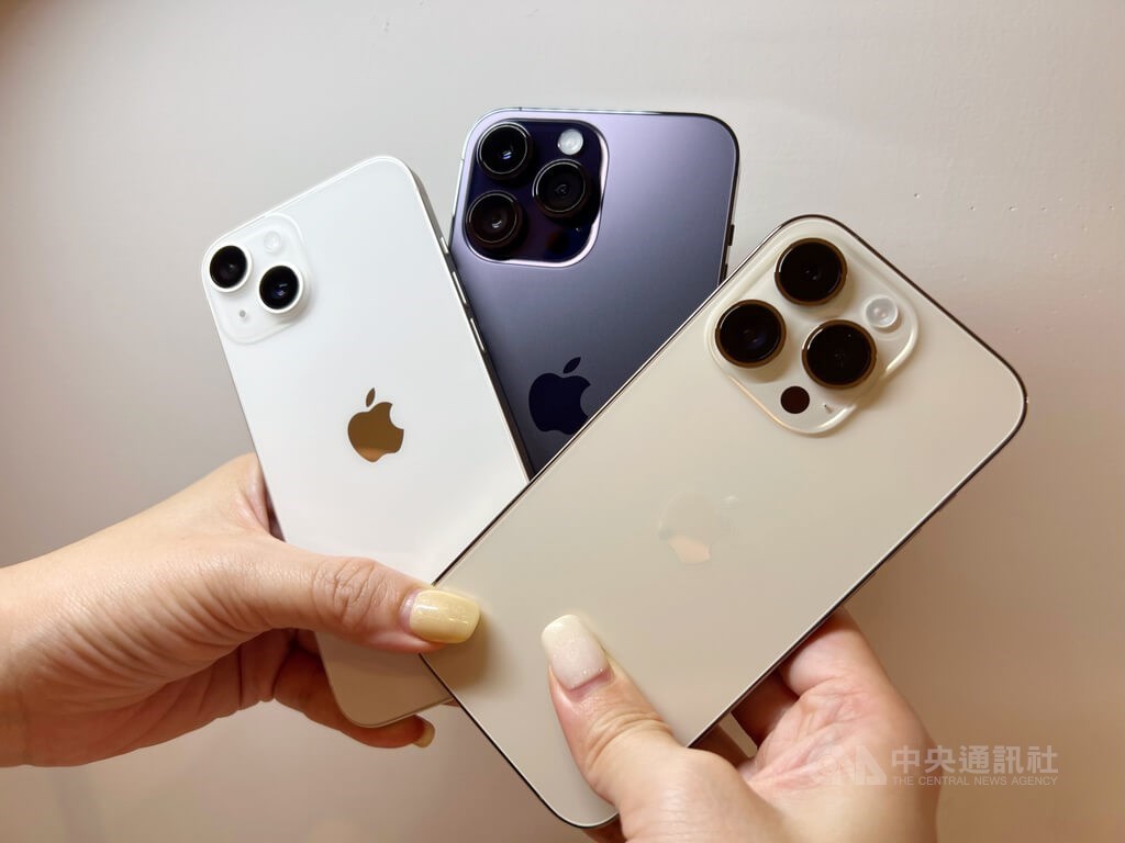 iPhone 14系列3款手機16日開賣，主相機採用更大光圈，提升低光源拍照效果，左起為iPhone 14、iPhone 14 Pro Max、iPhone 14 Pro。中央社